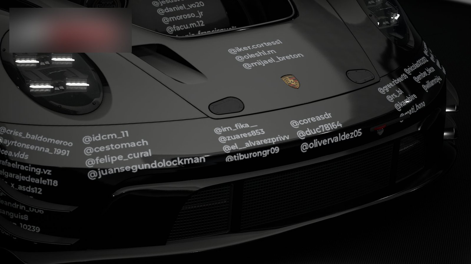 El cofre del coche con los nombres reales de la comunidad pintados