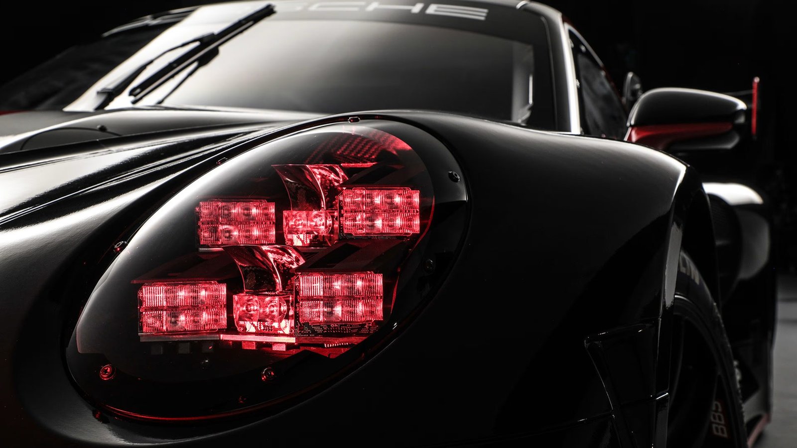 Porsche 911 GT3 R — detalle del faro