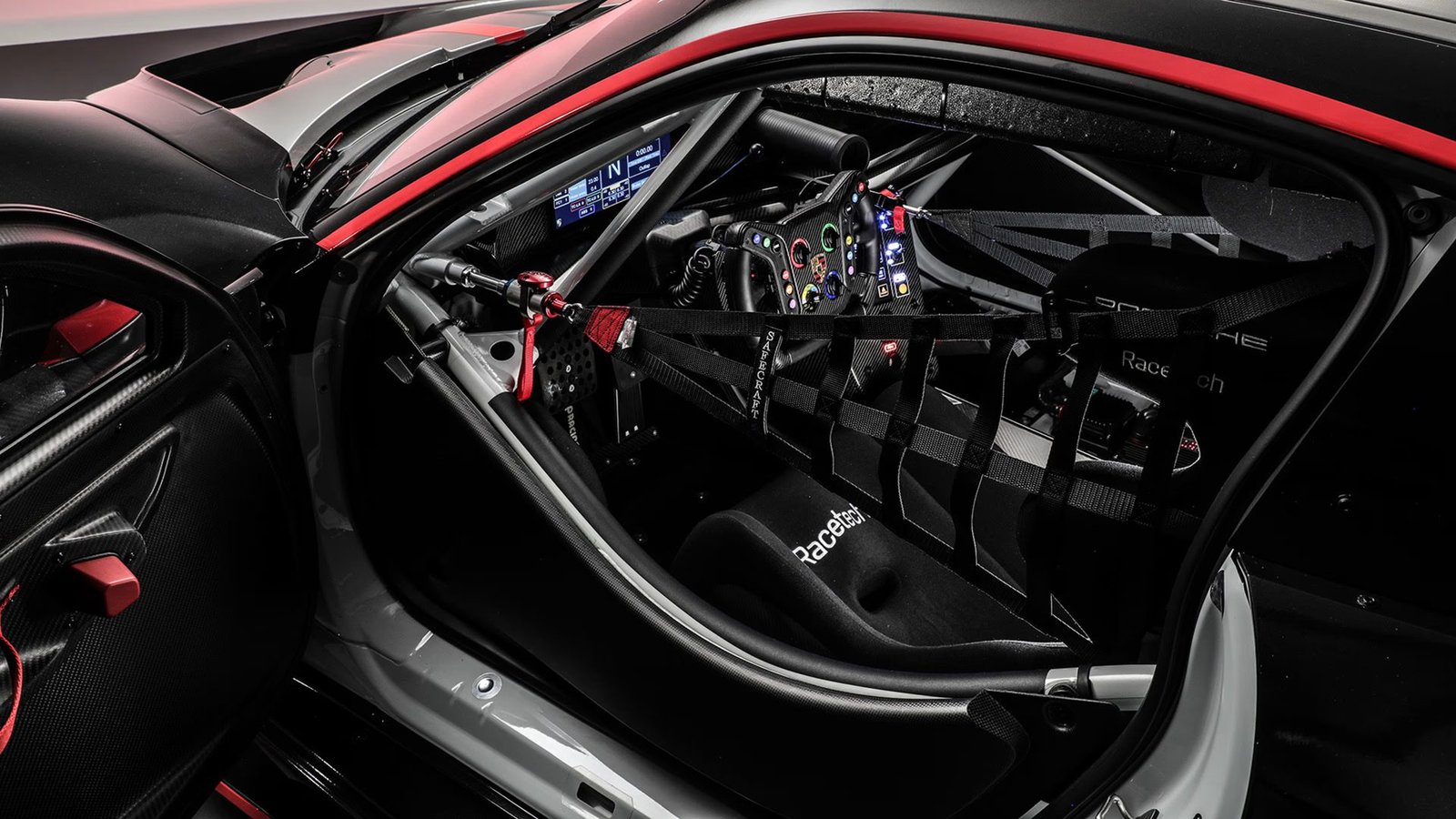 Porsche 911 GT3 R — interior con jaula
