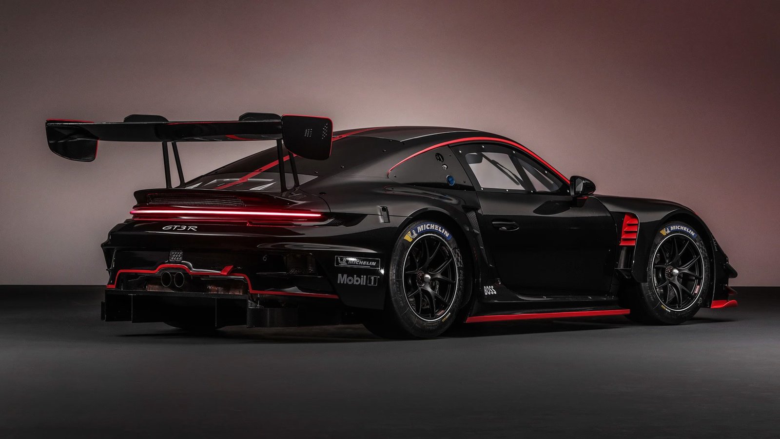 Porsche 911 GT3 R — tres cuartos trasera