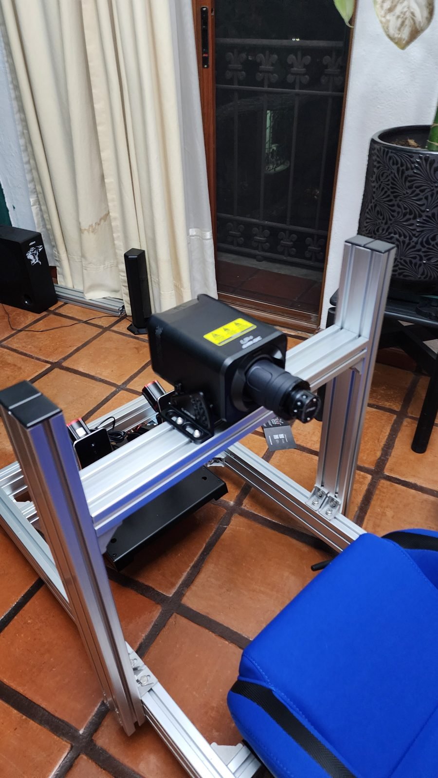 Perfil de aluminio con base Simagic montada