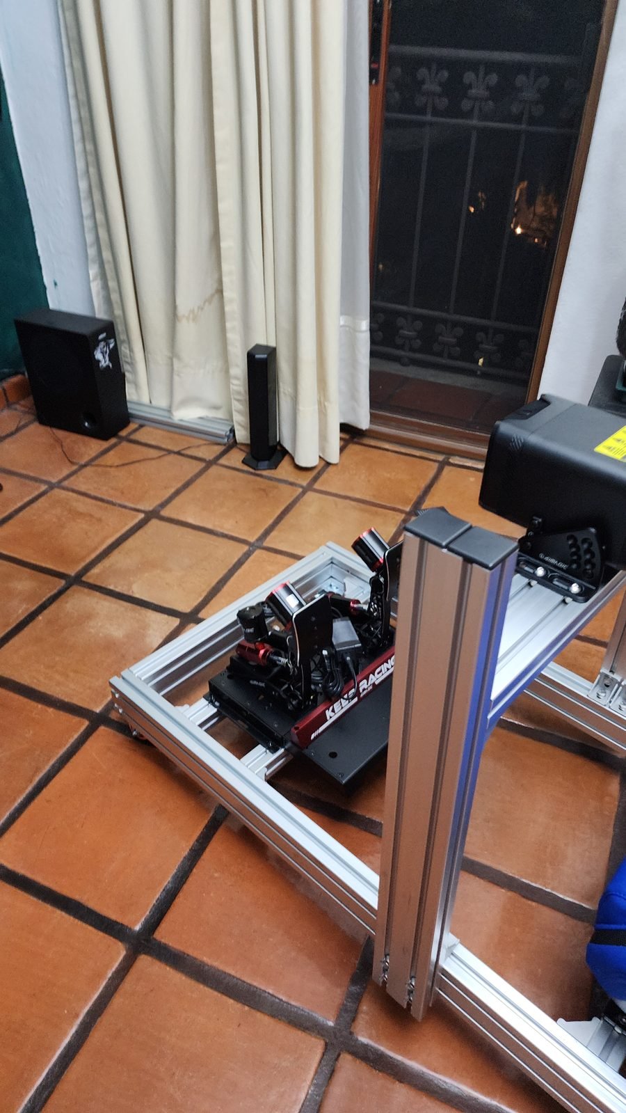 Pedales Simagic sobre el perfil de aluminio